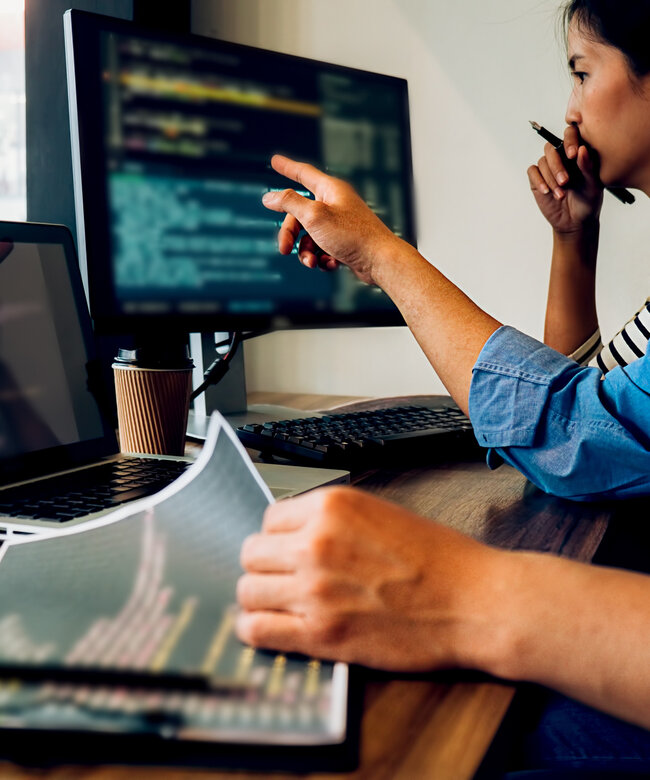 Weiterbildung Web-Entwickler*in (IHK) Zwei Personen arbeiten gemeinsam an der Entwicklung einer Website am Computer