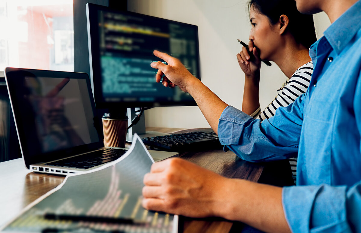 Weiterbildung in der Informatik Zwei Personen arbeiten gemeinsam an der Entwicklung einer Website am Computer
