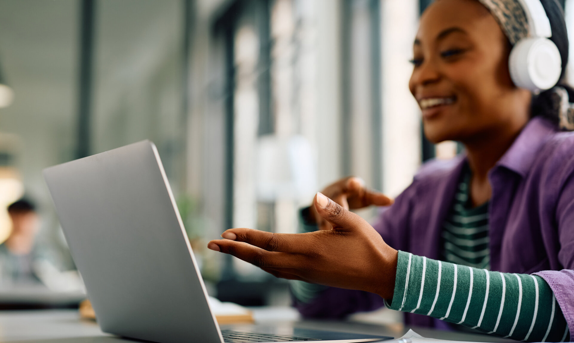 Teilnehmerin im virtuellen Präsenzunterricht bei einer Online-Weiterbildung