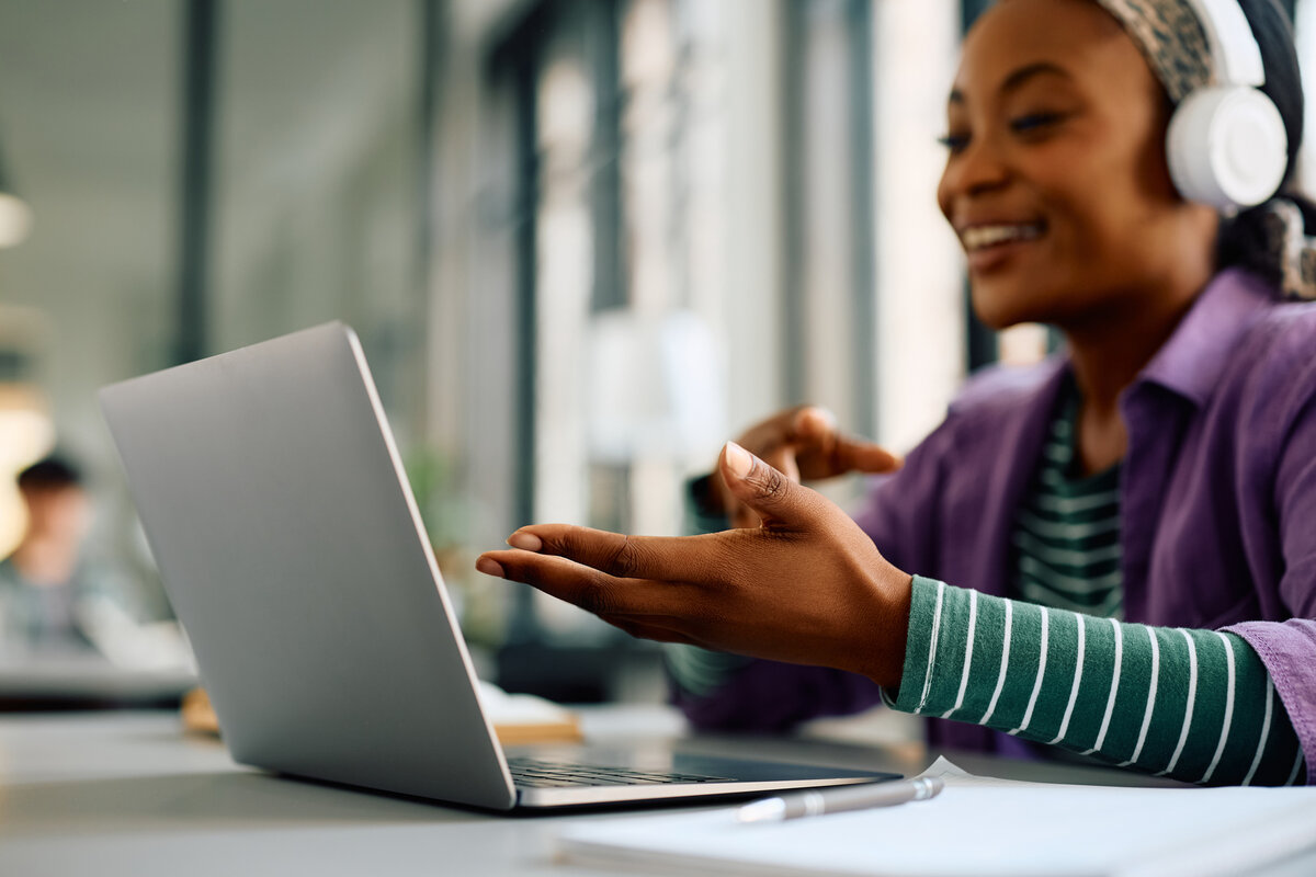 Online-Weiterbildung mit virtuellem Präsenzunterricht Teilnehmerin im virtuellen Präsenzunterricht bei einer Online-Weiterbildung