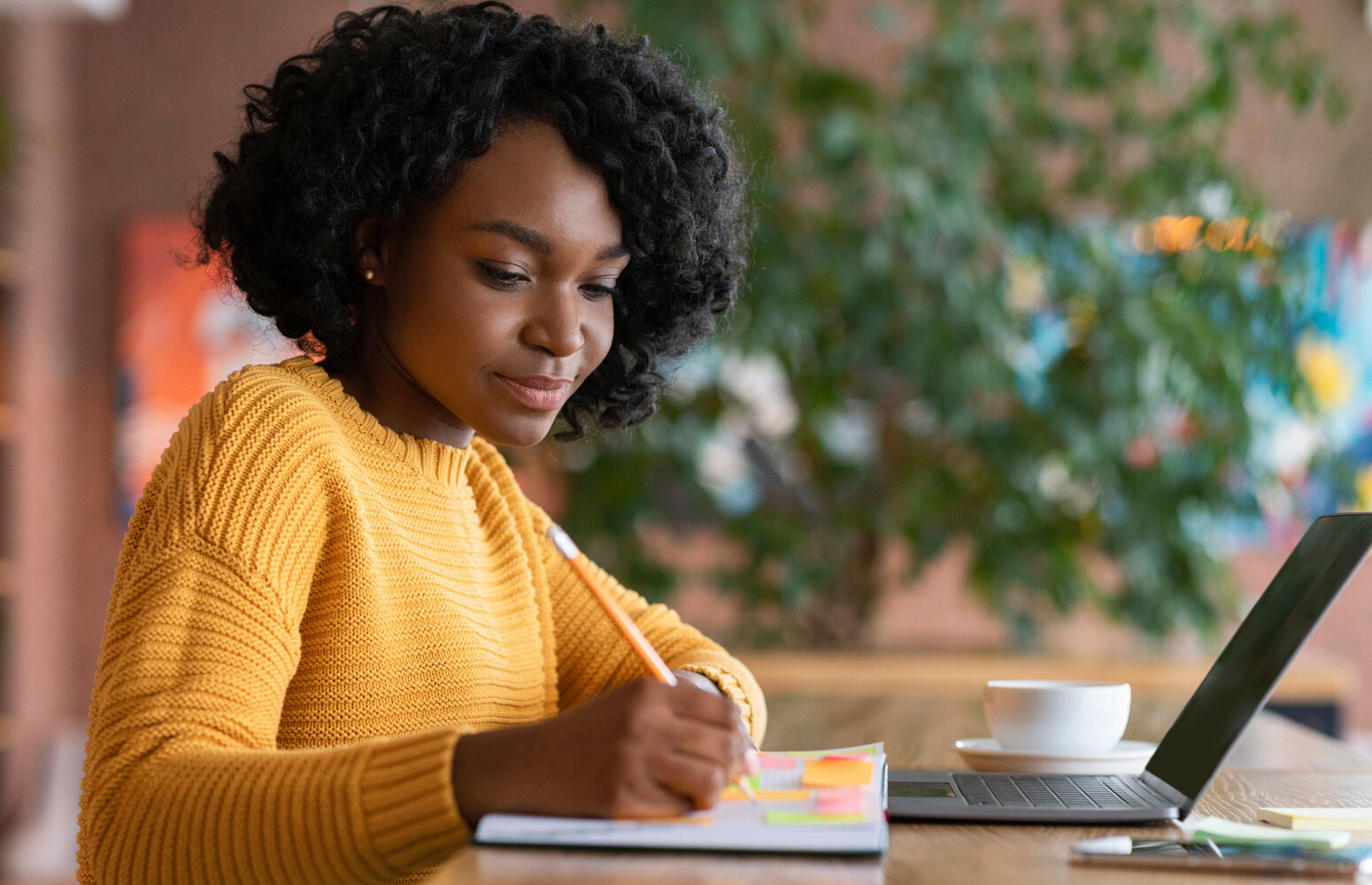 Beruflicher Neuanfang durch Weiterbildung und Online-Lernen Frau lernt konzentriert am Laptop und macht Notizen – beruflicher Neuanfang durch Weiterbildung
