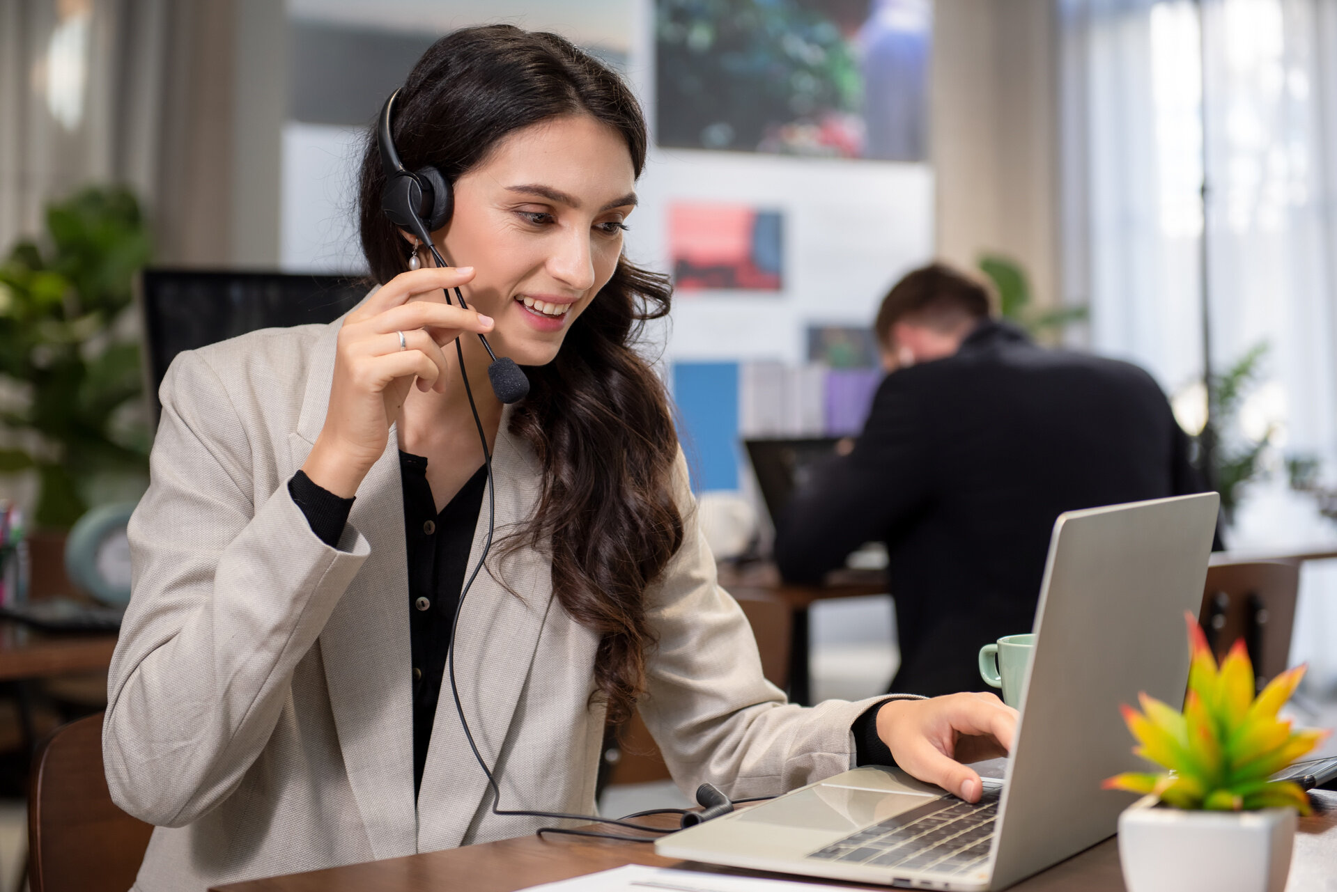 Weiterbildung Fachkraft für Personalwesen (IHK) Mitarbeiterin im Personalwesen führt ein Gespräch am Laptop mit Headset