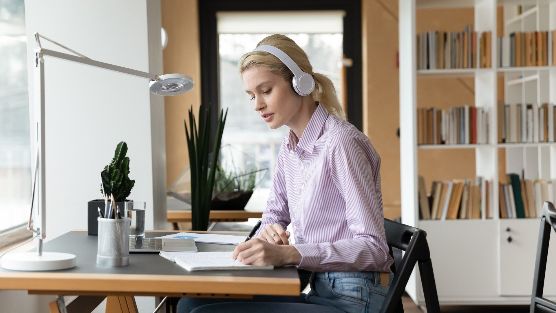 Frau lernt zu Hause am Laptop 