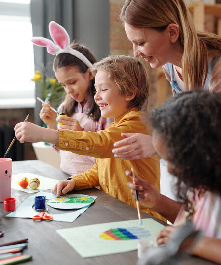 Pädagogische Fachassistenz unterstützt Kinder beim Basteln