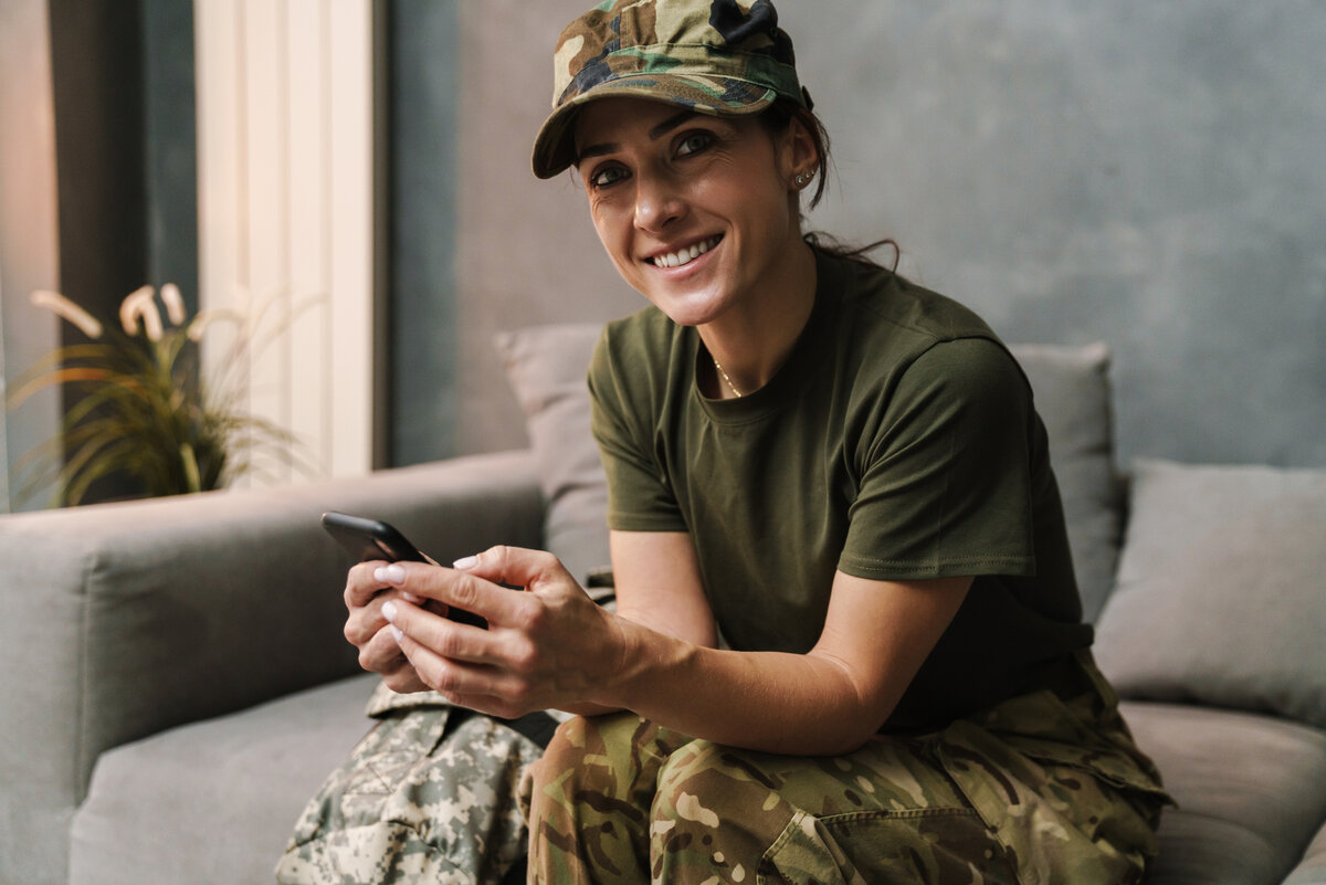 Berufsförderungsdienst (BFD) – Förderung für Soldatinnen und Soldaten Soldatin der Bundeswehr informiert sich über Weiterbildung – Symbol für Förderung durch den Berufsförderungsdienst (BfD)