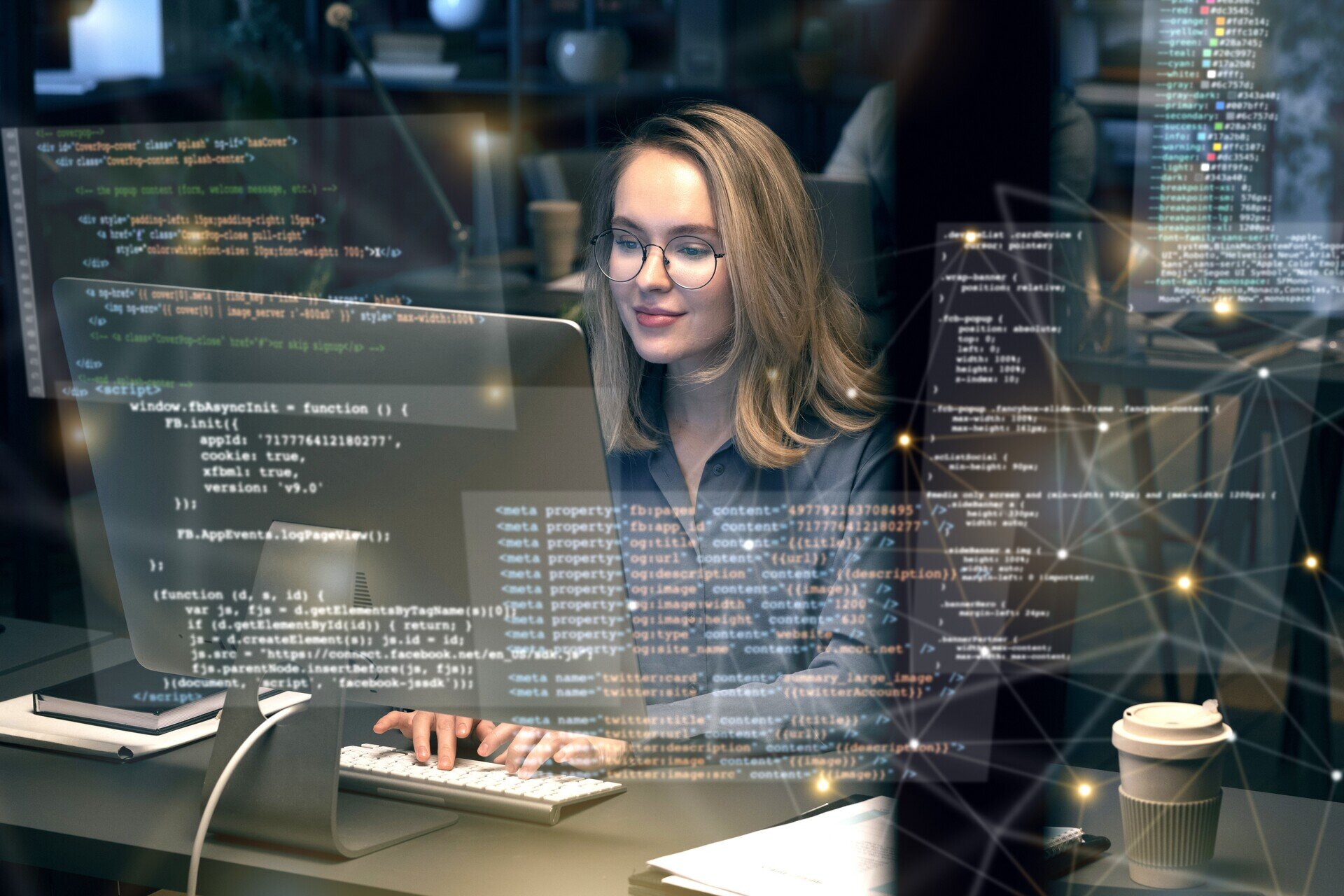 Frau programmiert an einem Computer mit eingeblendeten Codezeilen