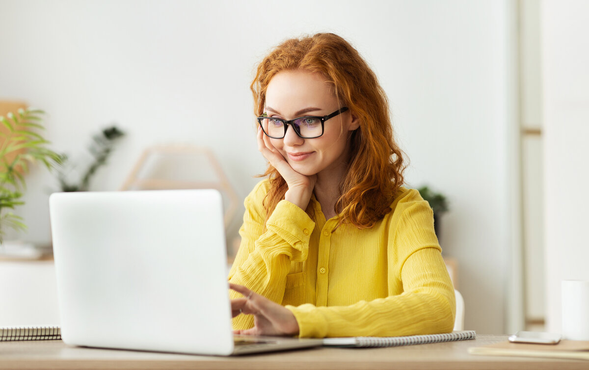 Weiterbildung oder Umschulung selbst finanzieren Frau informiert sich am Laptop über eine Weiterbildung oder Umschulung zur beruflichen Weiterentwicklung