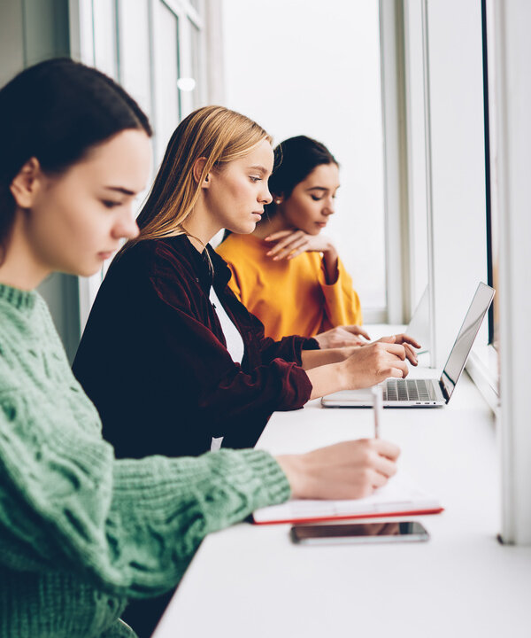 Weiterbildung Grundkompetenzen & Vorbereitungskurse – Teilnehmerinnen beim Lernen