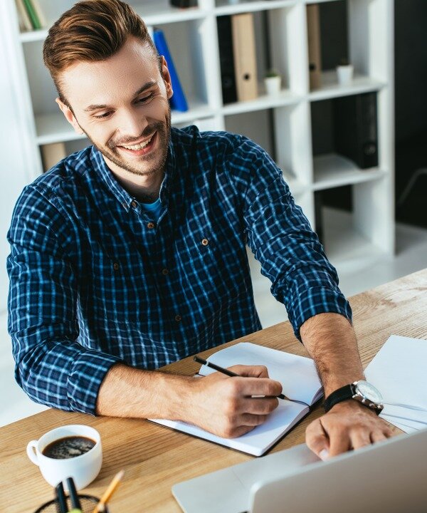 Teilnehmer eines IHK-Zertifikatskurses lernt online am Laptop und macht Notizen