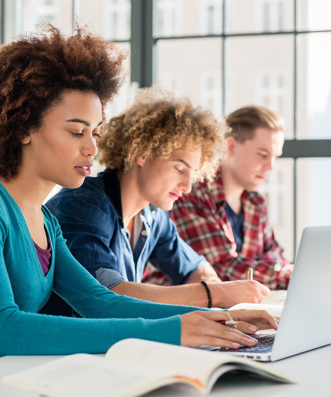 Teilnehmende lernen in einer Online-Umschulung