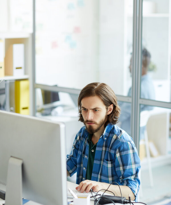 IT-Mitarbeiter arbeitet am Computer