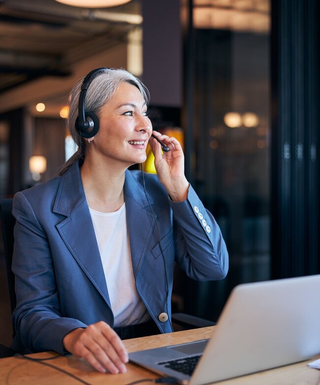 Freundliche Ansprechpartnerin berät Kostenträger zu Weiterbildung und Umschulung bei der Grone Online Akademie