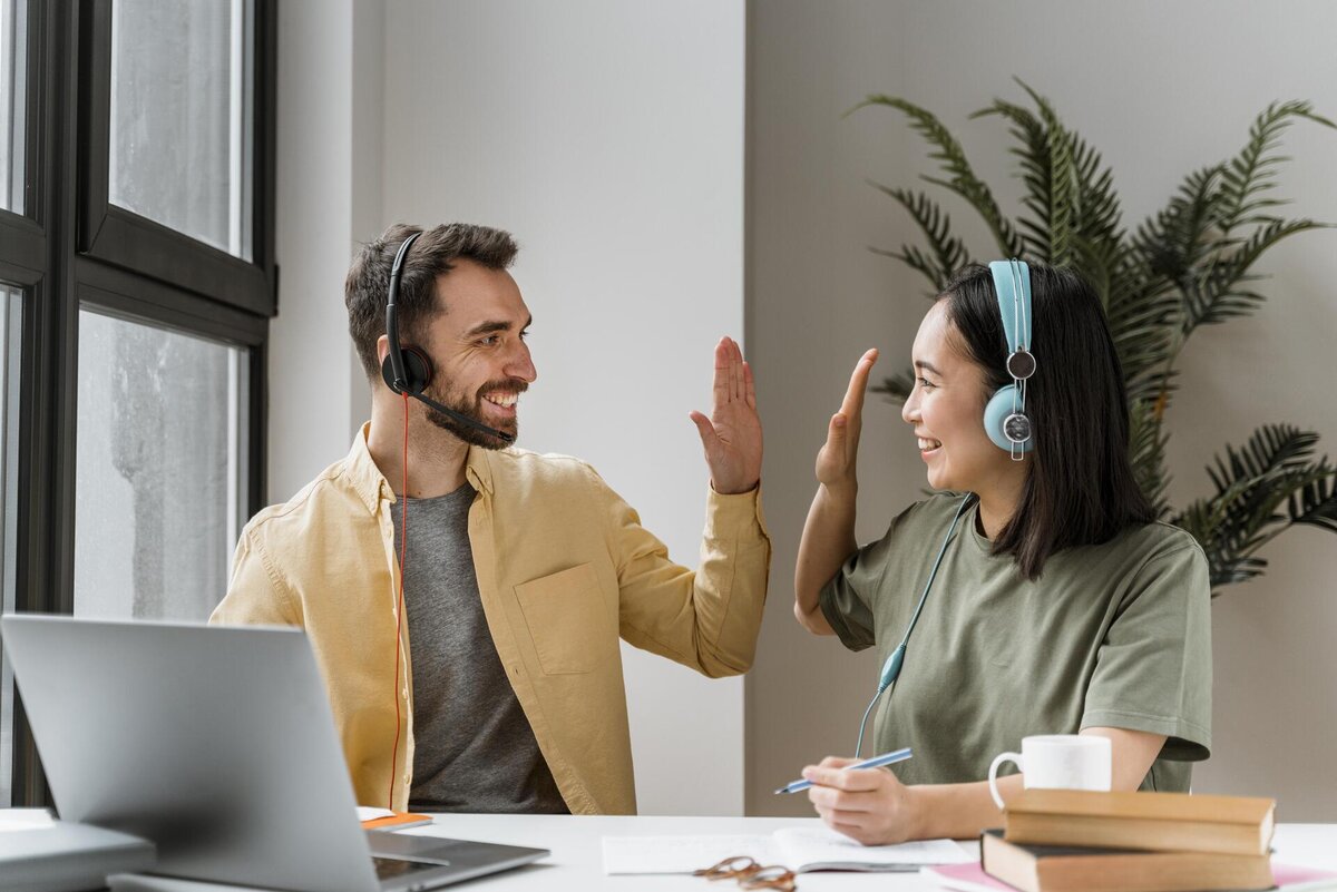 Weiterbildung in Sprache, Kommunikation und Arbeitsorganisation Teilnehmende lernen online im Kurs für Sprache, Kommunikation und Arbeitsorganisation