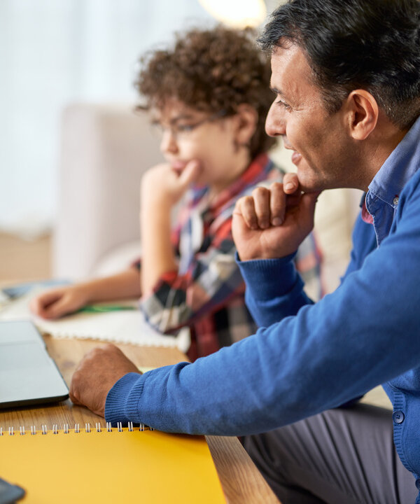 Pädagogische Fachkraft unterstützt Kind beim Lernen