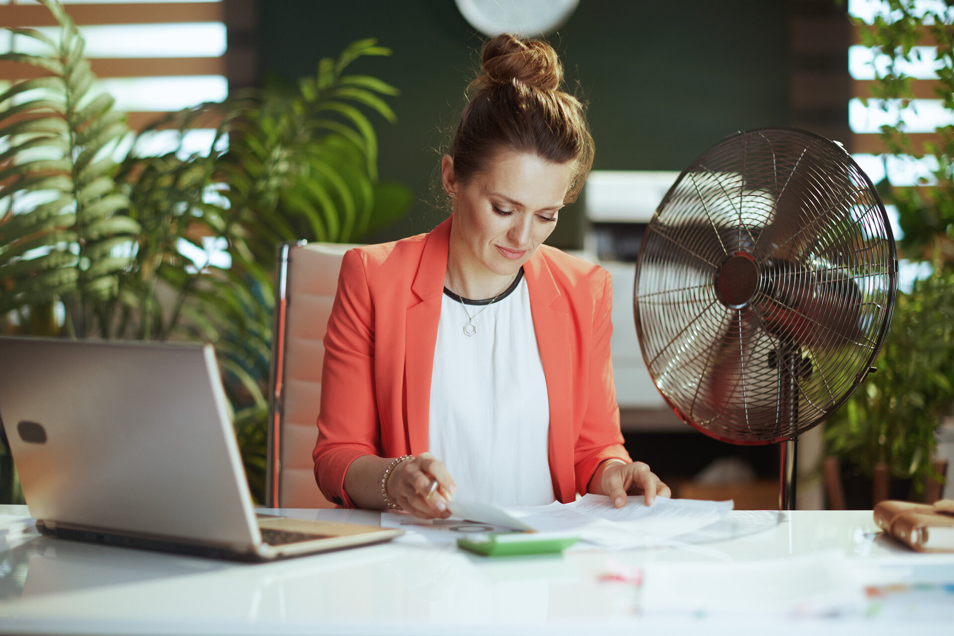 rau prüft Unterlagen am Schreibtisch im Büro – Weiterbildung Fachkraft für Controlling (IHK)