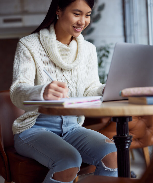 Teilnehmerin lernt digital für ihre Weiterbildung