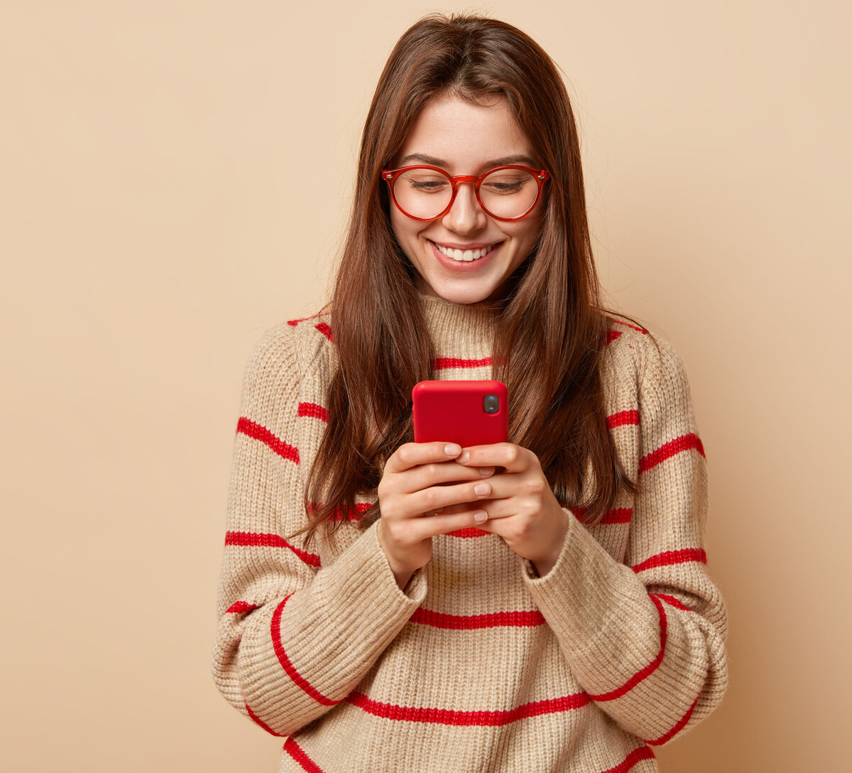 Q&A zu Weiterbildung und Umschulung | Grone Online Akademie Junge Frau mit Smartphone – Fragen und Antworten zu Weiterbildung und Umschulung