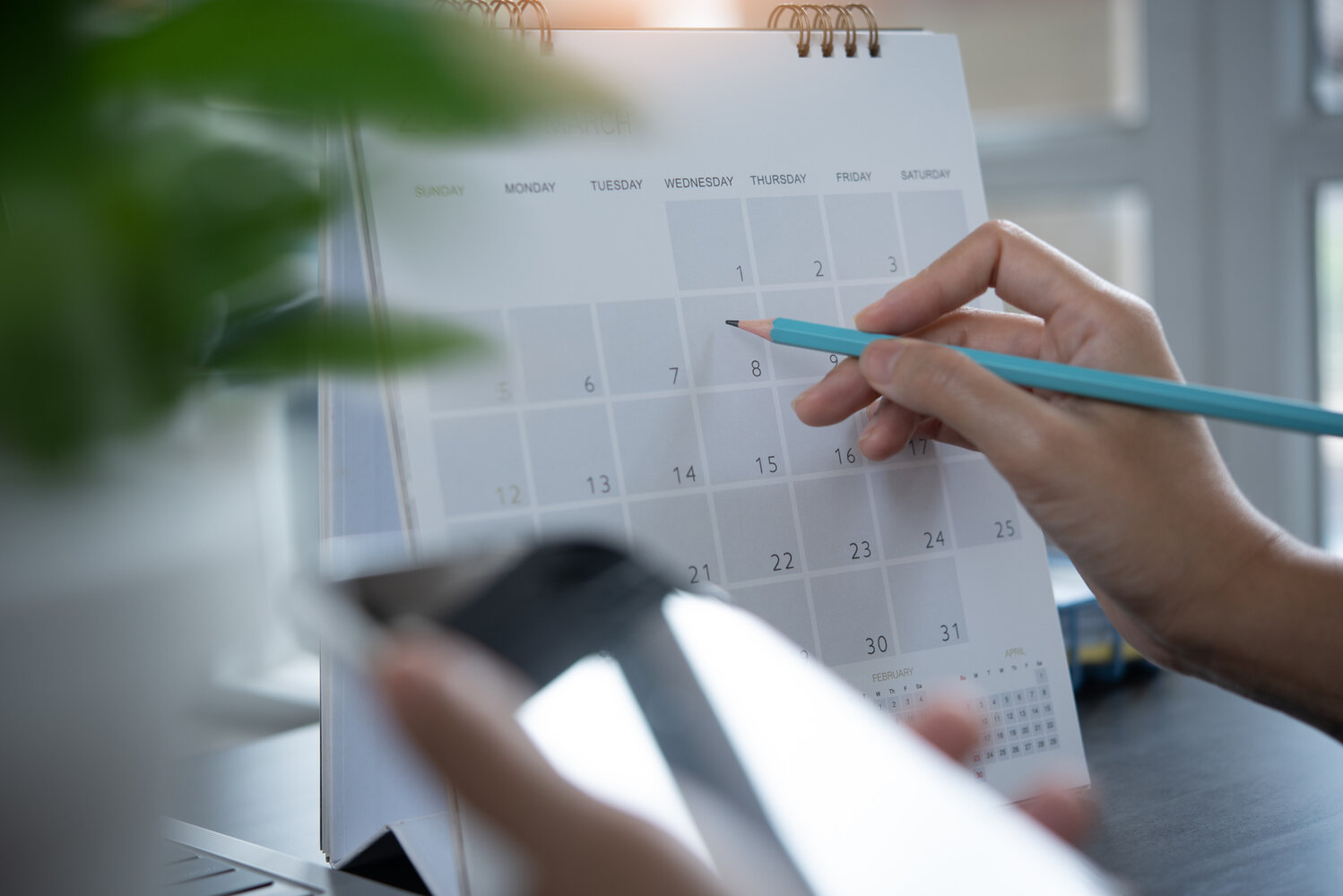 Hand plant Lernzeiten in einem Kalender mit Stift