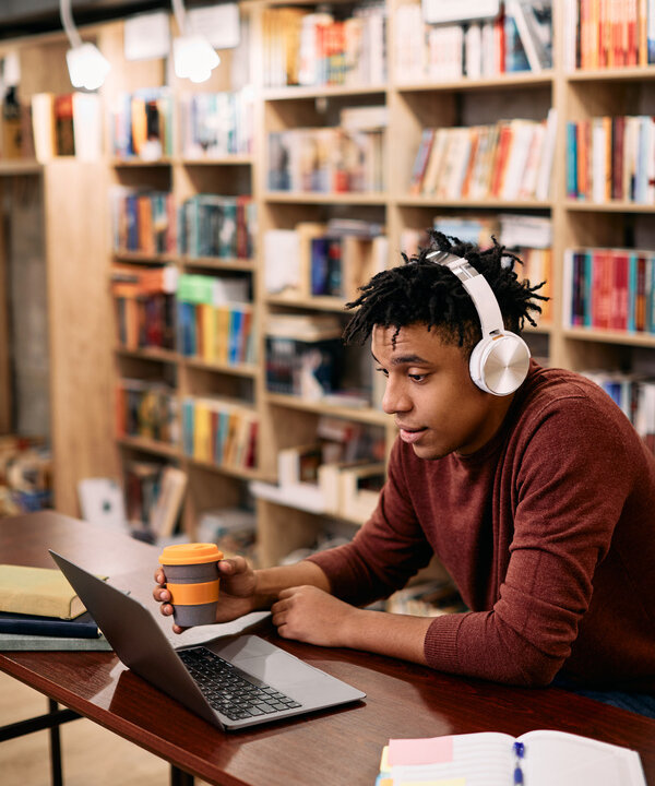 Weiterbildung Grundkompetenzen & Vorbereitungskurs – Online-Lernen am Laptop