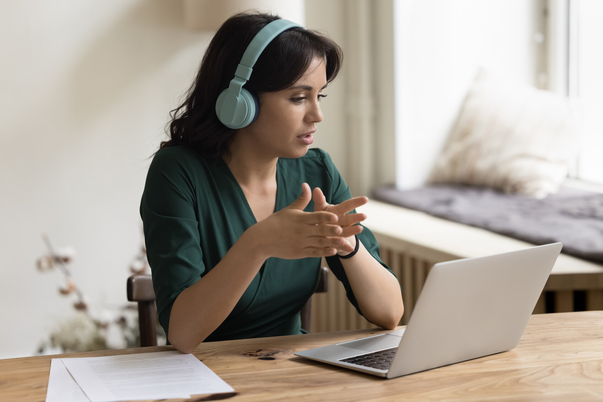 Teilnehmerin im virtuellen Präsenzunterricht bei einer Online-Weiterbildung